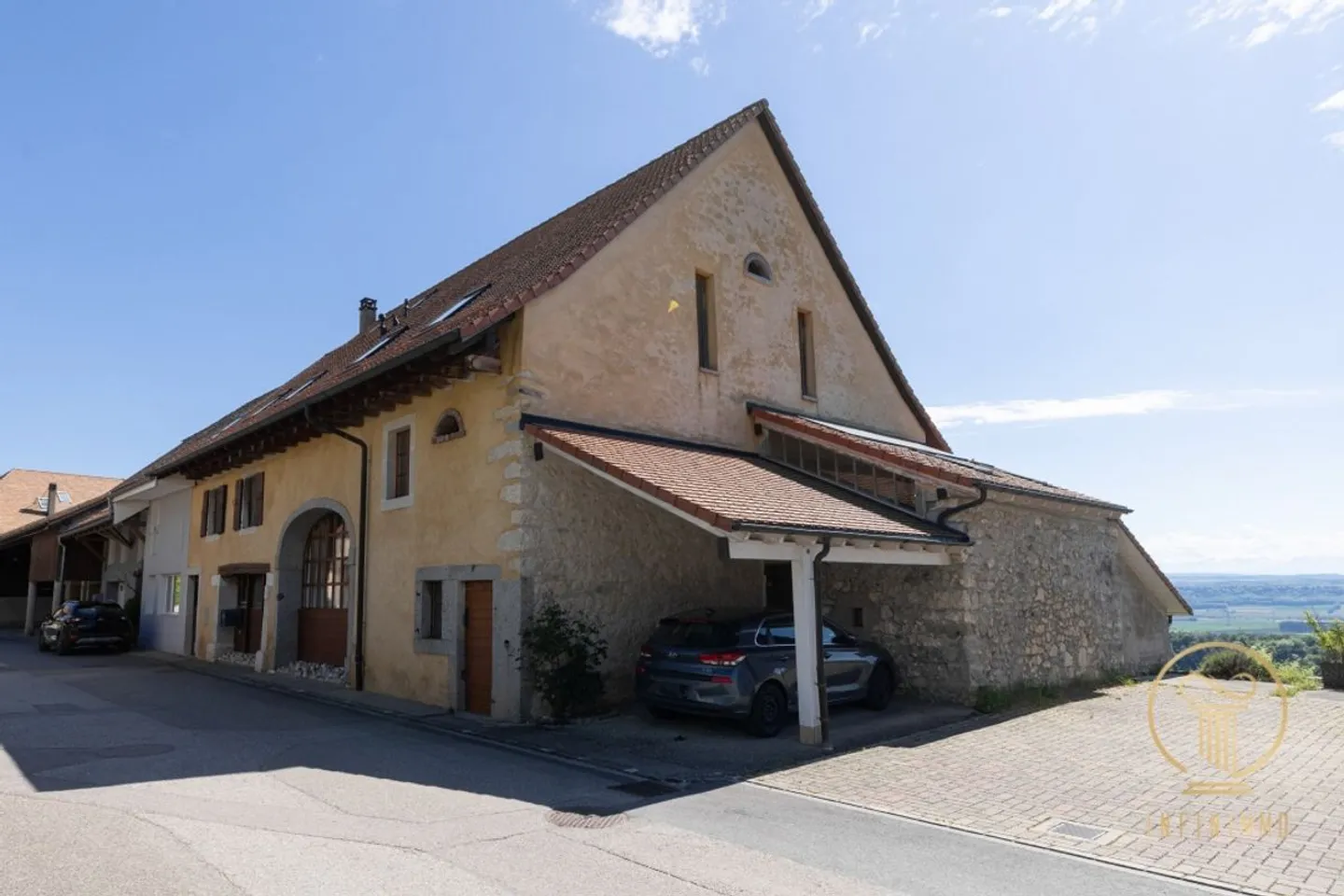 RANCES - belle ferme entièrement rénovée avec 10 chambres et terrain de jardin - Photo 1 sur 13