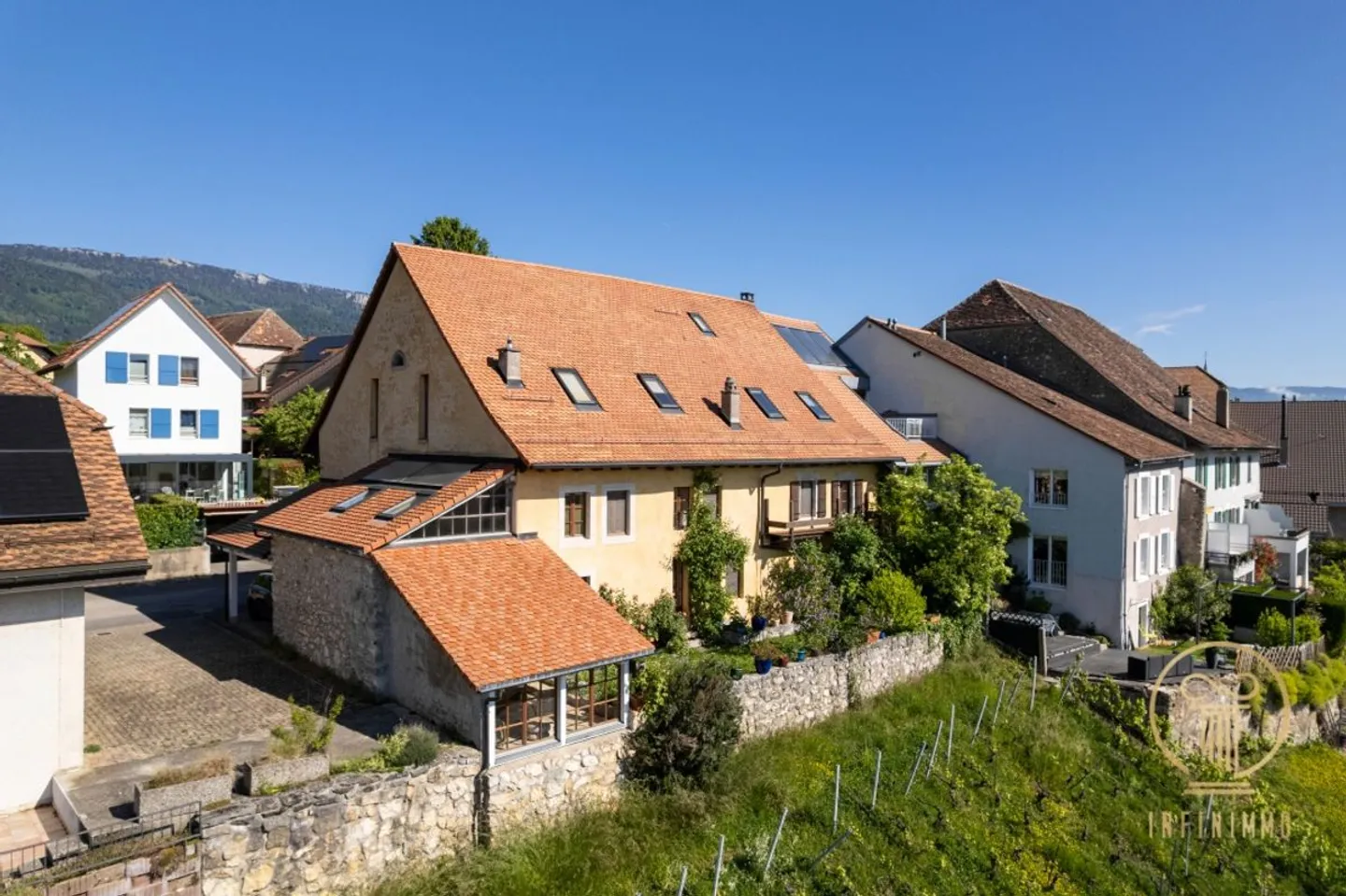RANCES - belle ferme entièrement rénovée avec 10 chambres et terrain de jardin - Photo 2 sur 13