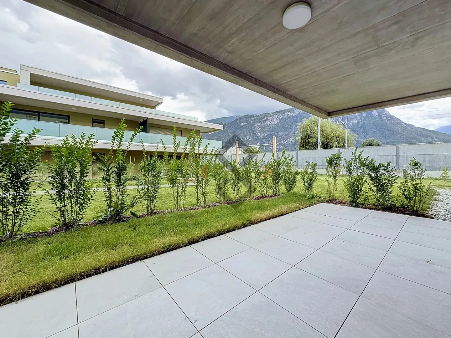 Modern Apartment with Garden - Photo 10 of 12