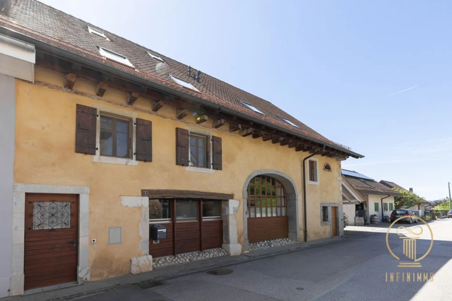 RANCES - belle ferme entièrement rénovée avec 10 chambres et terrain de jardin - Photo 3 sur 13