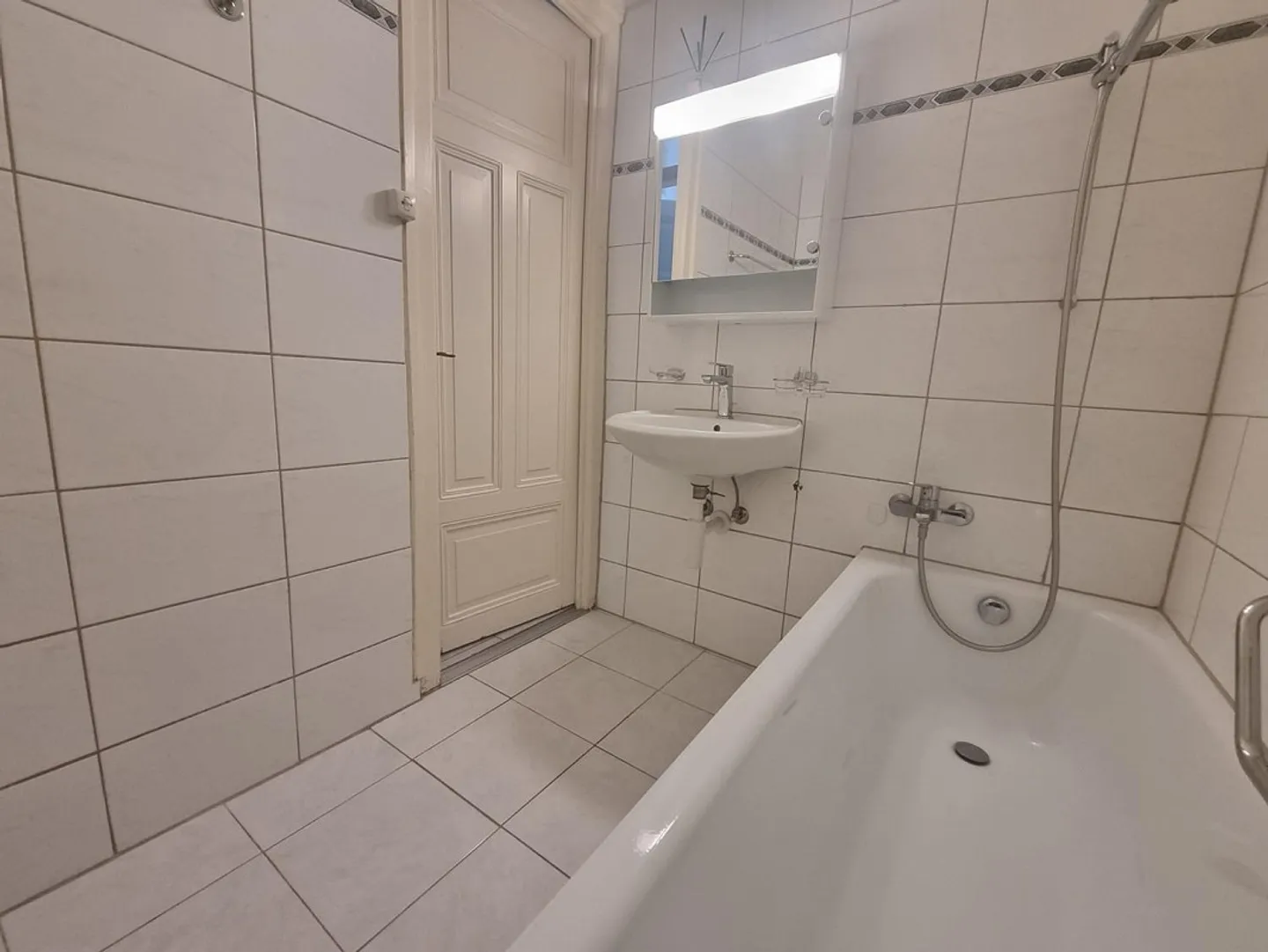 Appartement spacieux rénové - Photo 6 sur 7