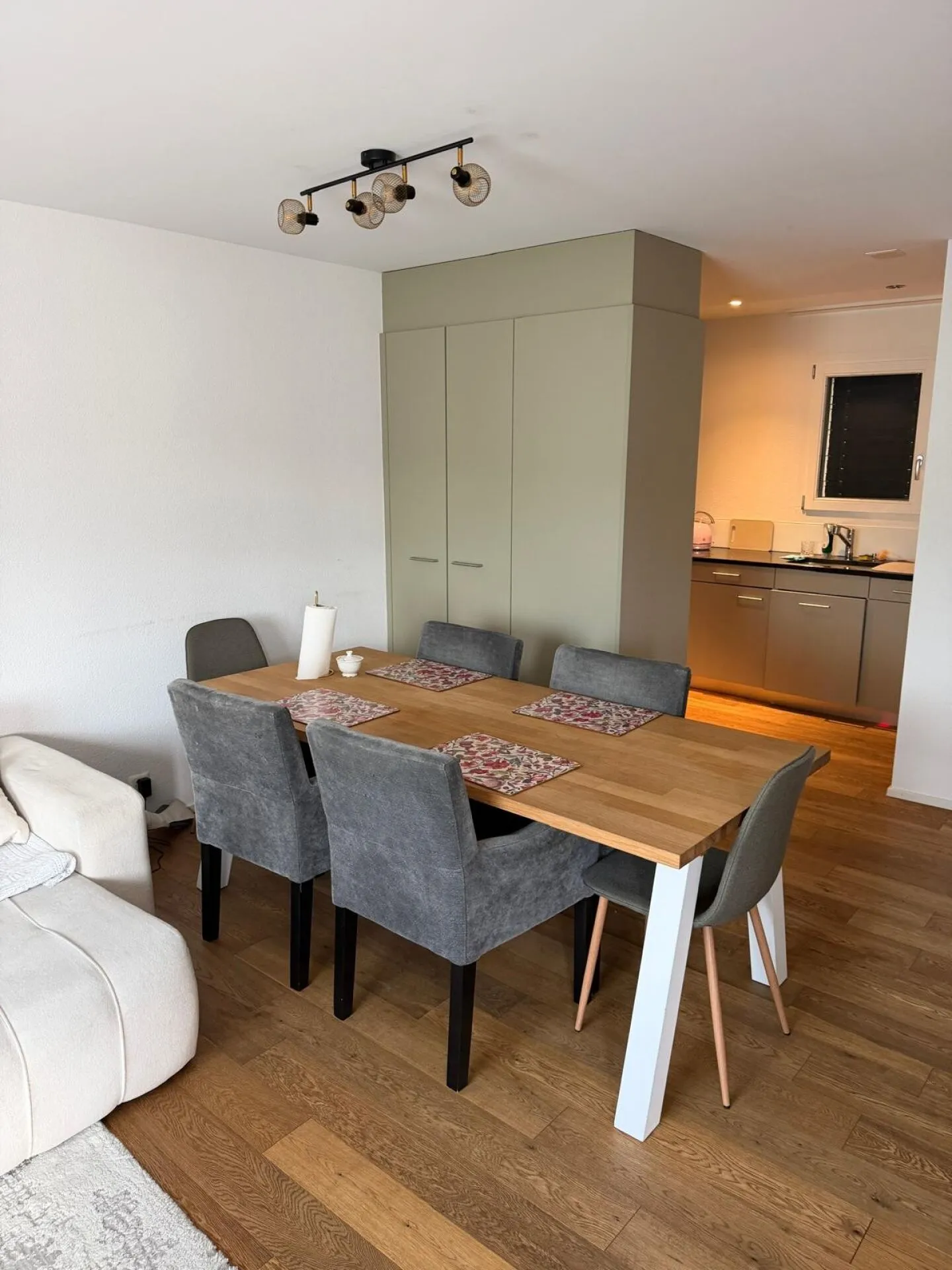 Charming, bright 3-room apartment in a central location! - Photo 3 of 8