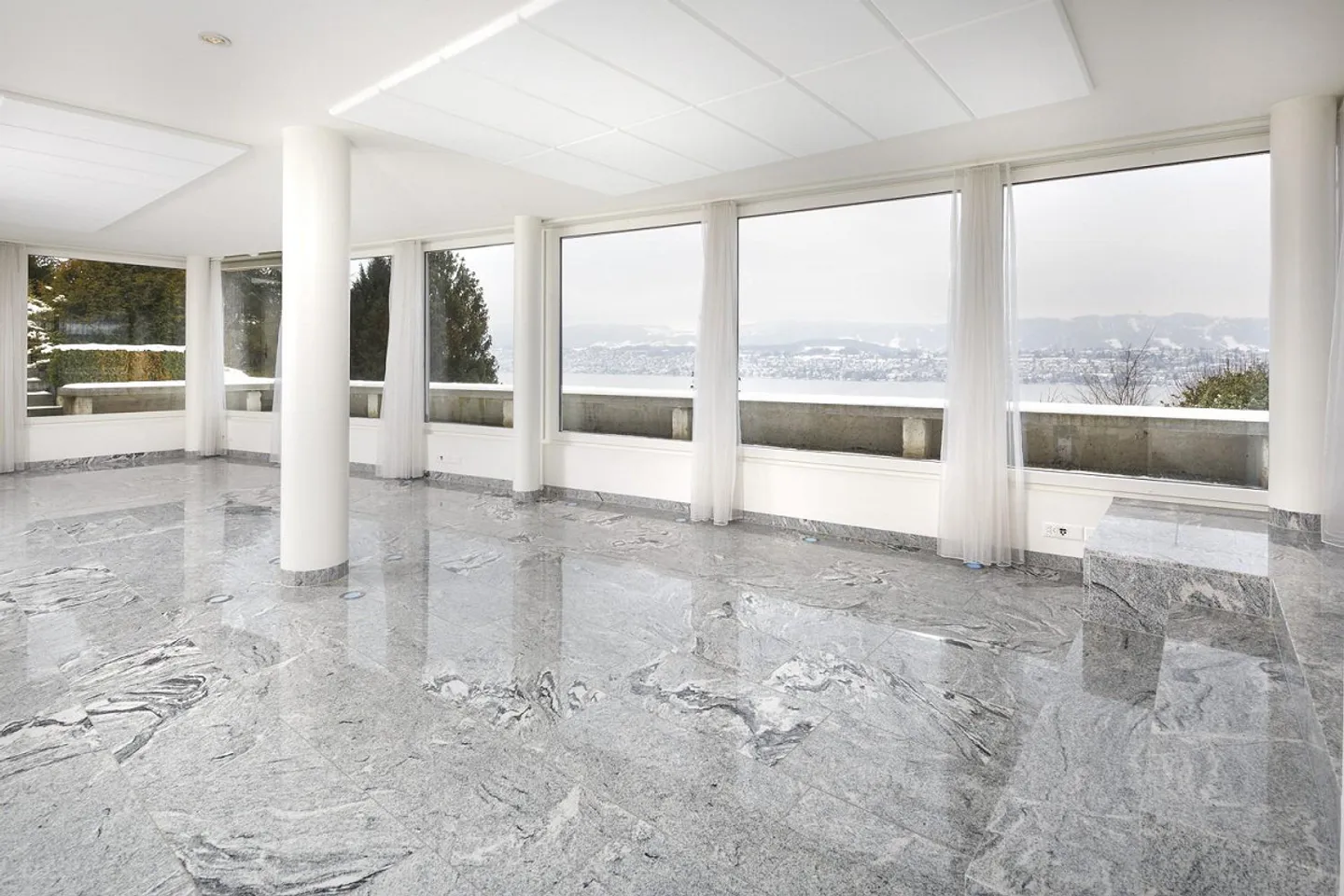 Appartement luxueux avec grande terrasse - Photo 3 sur 9