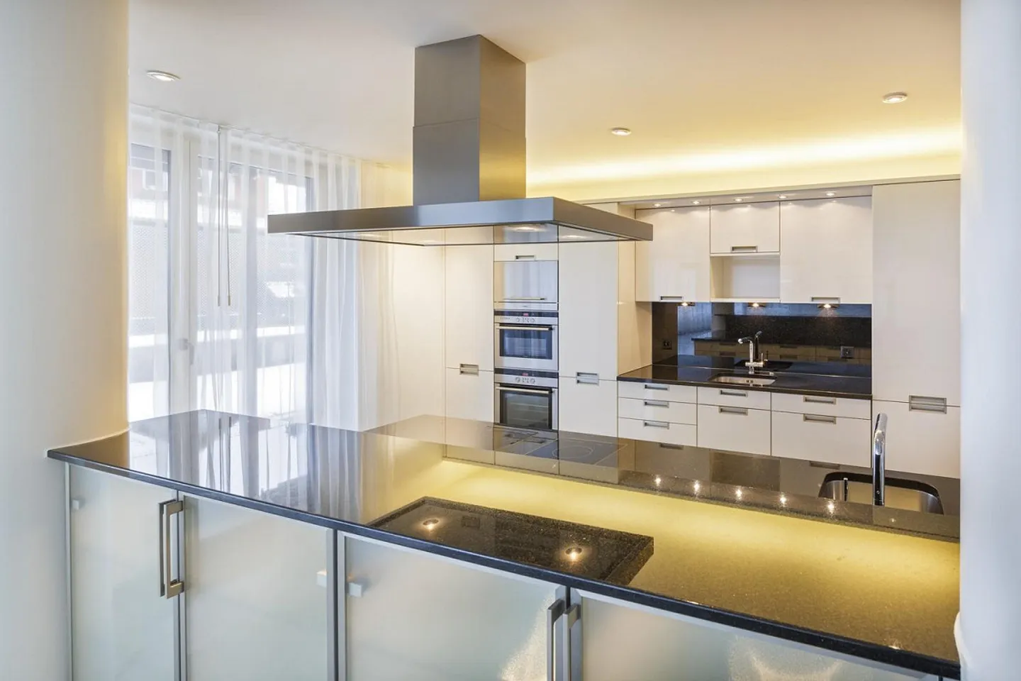 Appartement luxueux avec grande terrasse - Photo 4 sur 9