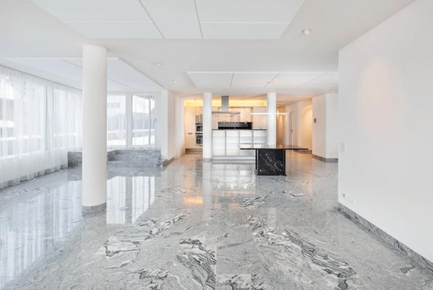 Appartement luxueux avec grande terrasse - Photo 2 sur 9