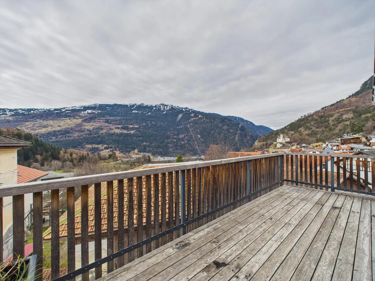 Charmante maison individuelle de 4,5 pièces avec balcon à Tumegl/Tomils - Photo 1 sur 13