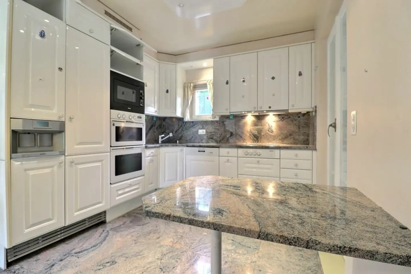 Geräumige Residenz mit Blick auf das Schloss - Foto 4 von 13