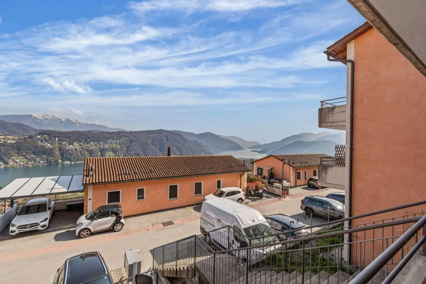Appartamento elegante con vista lago - Foto 1 di 16