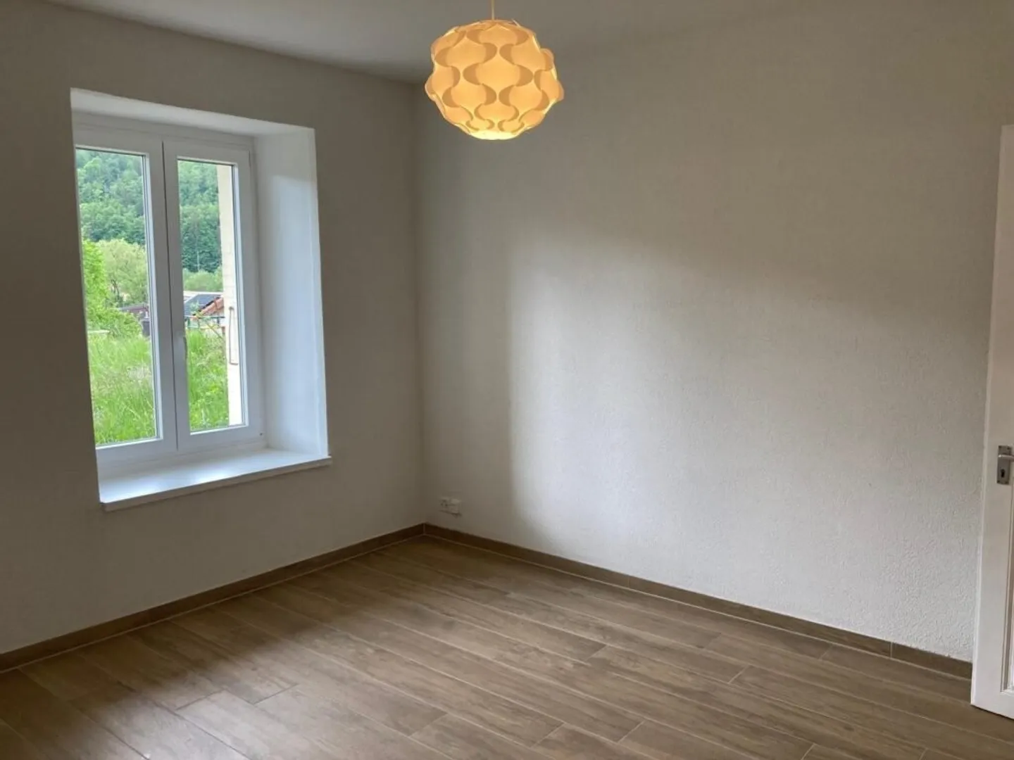 Magnificent 2.5-room apartment renovated with garden in the heart of the village - Photo 2 of 5