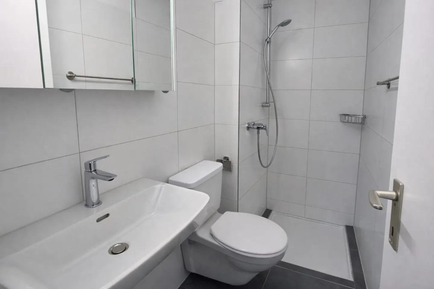 Appartement fraîchement rénové avec vue sur le lac - Photo 5 sur 9