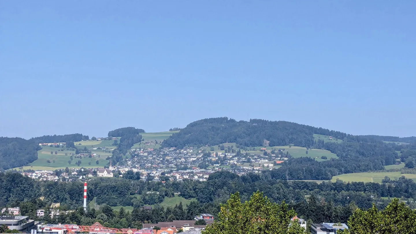 Appartamento duplex classico di 5,5 stanze nel verde eppure vicino alla città - Foto 1 di 5