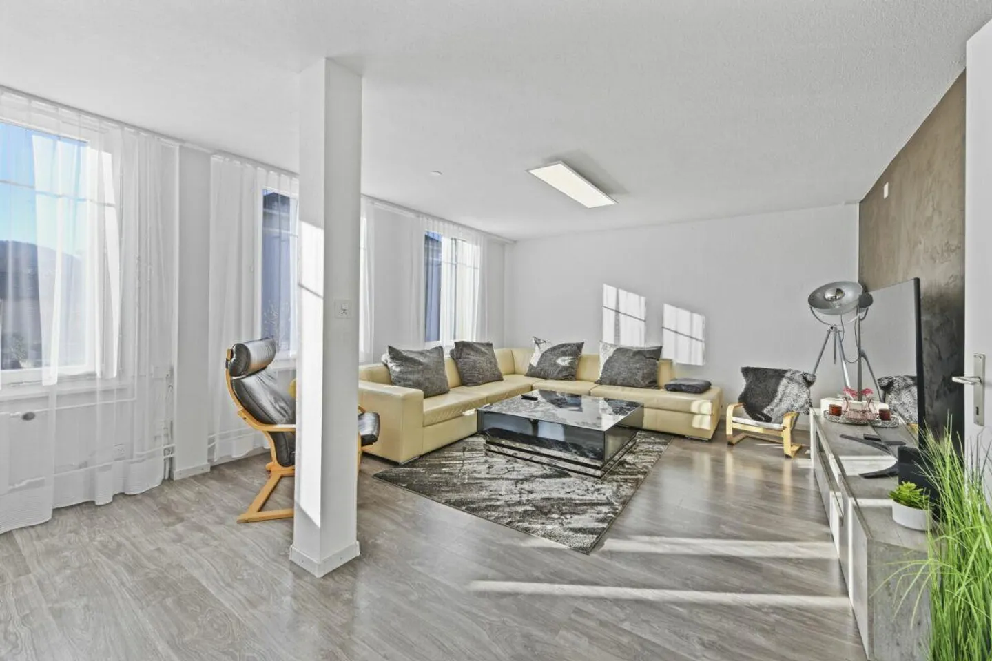 Maison individuelle avec appartement séparé et potentiel d'utilisation polyvalent à Flawil - Photo 7 sur 20