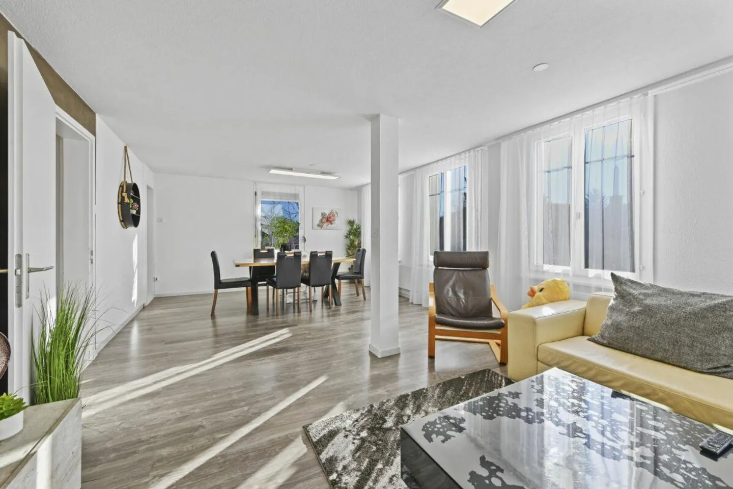 Maison individuelle avec appartement séparé et potentiel d'utilisation polyvalent à Flawil - Photo 9 sur 20