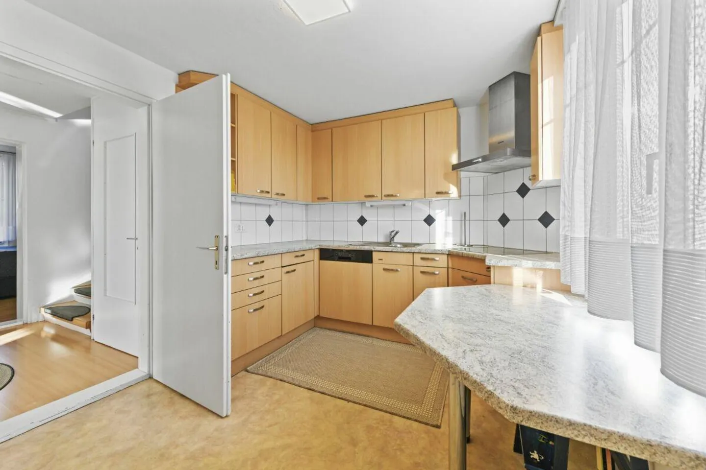 Maison individuelle avec appartement séparé et potentiel d'utilisation polyvalent à Flawil - Photo 10 sur 20