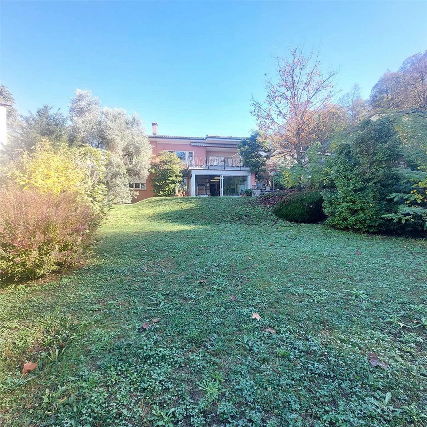 Montagnola, villa nobile con 7,5 camere e terreno edificabile - Foto 1 di 7