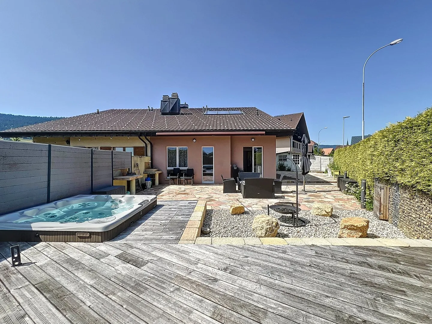 Reihenhaus mit 6,5 Zimmern, Terrasse von 130 m², Pool und Whirlpool – Coffrane - Photo 1 sur 14