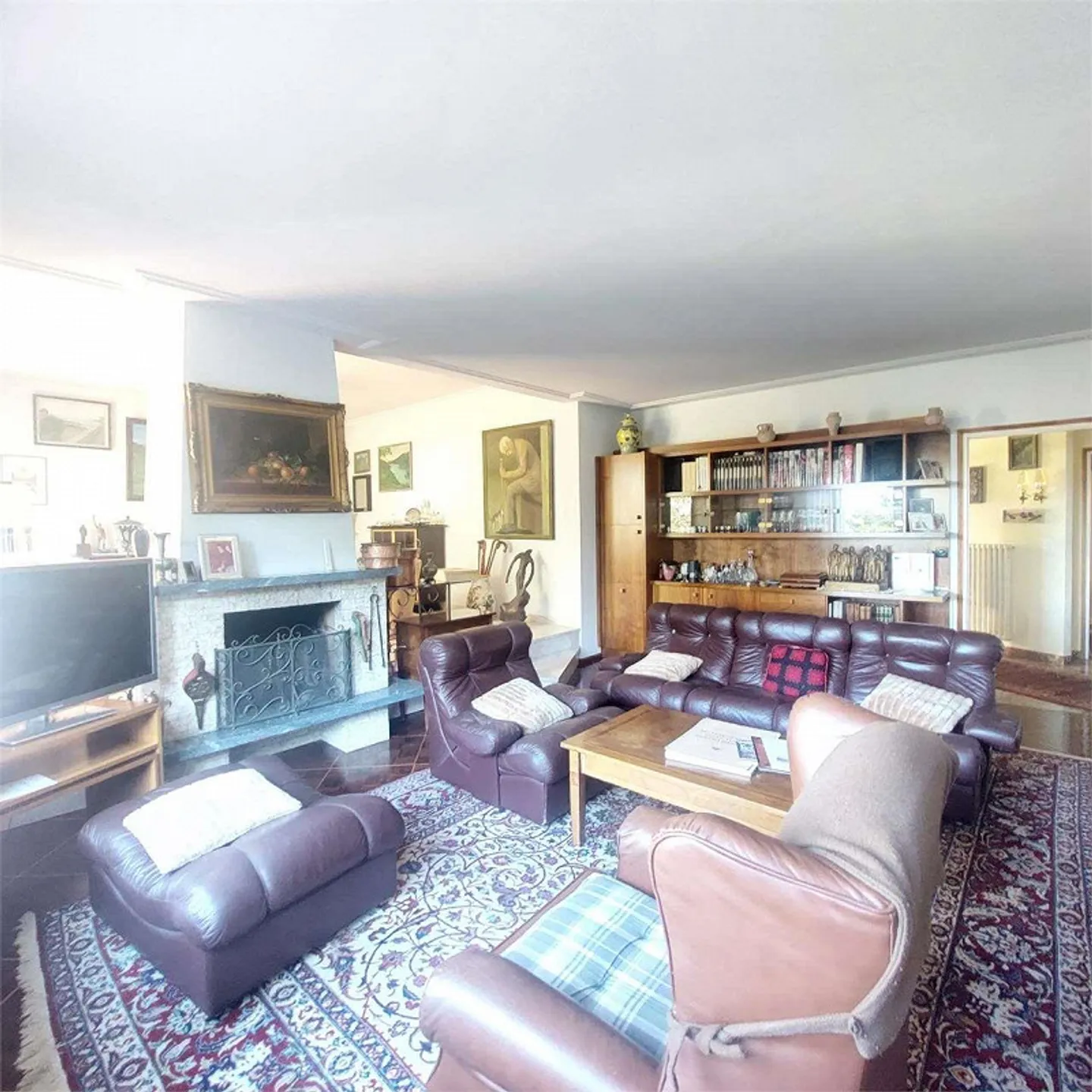 Montagnola, villa nobile con 7,5 camere e terreno edificabile - Foto 2 di 7