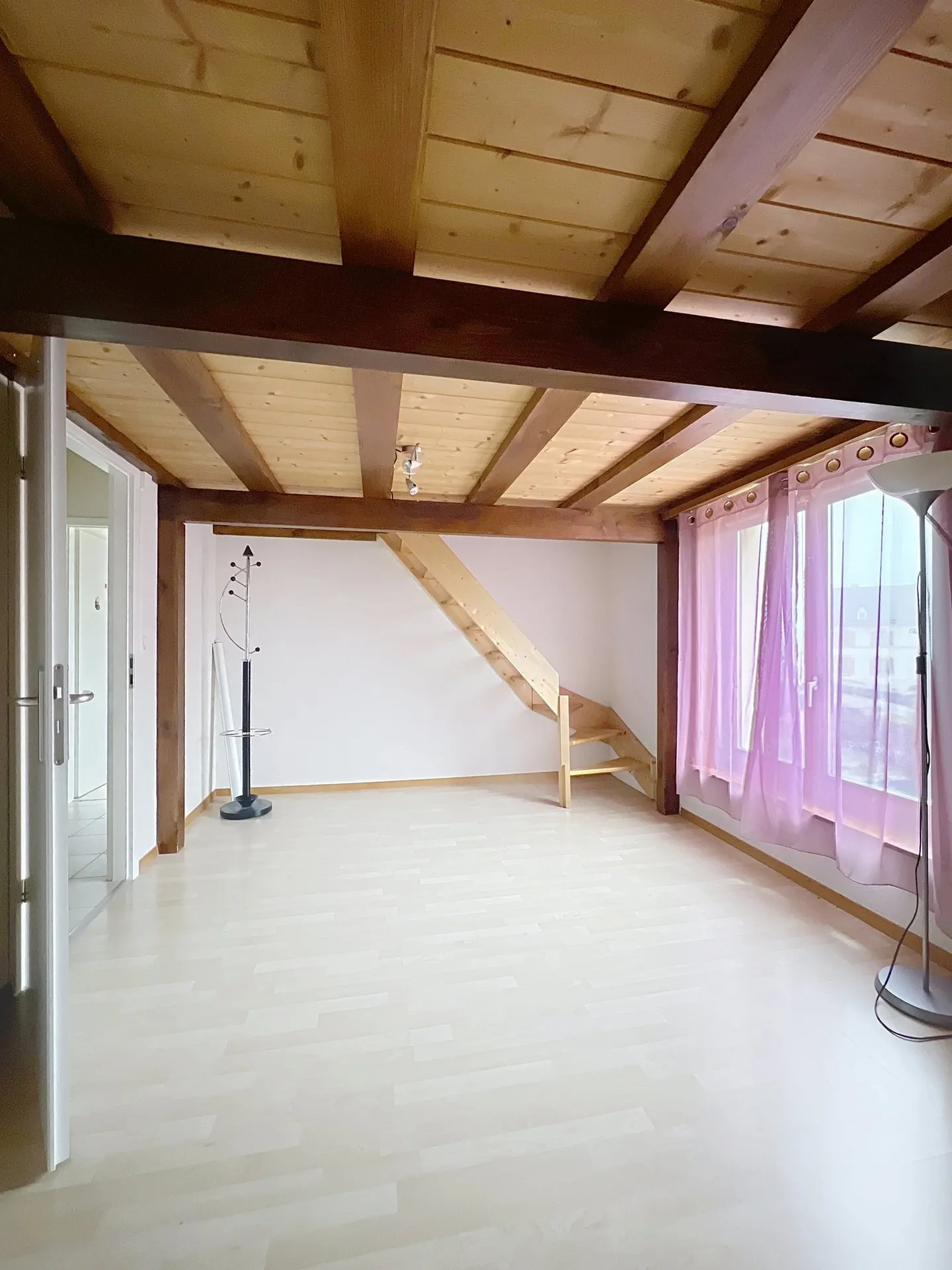 Reihenhaus mit 6,5 Zimmern, Terrasse von 130 m², Pool und Whirlpool – Coffrane - Photo 7 sur 14