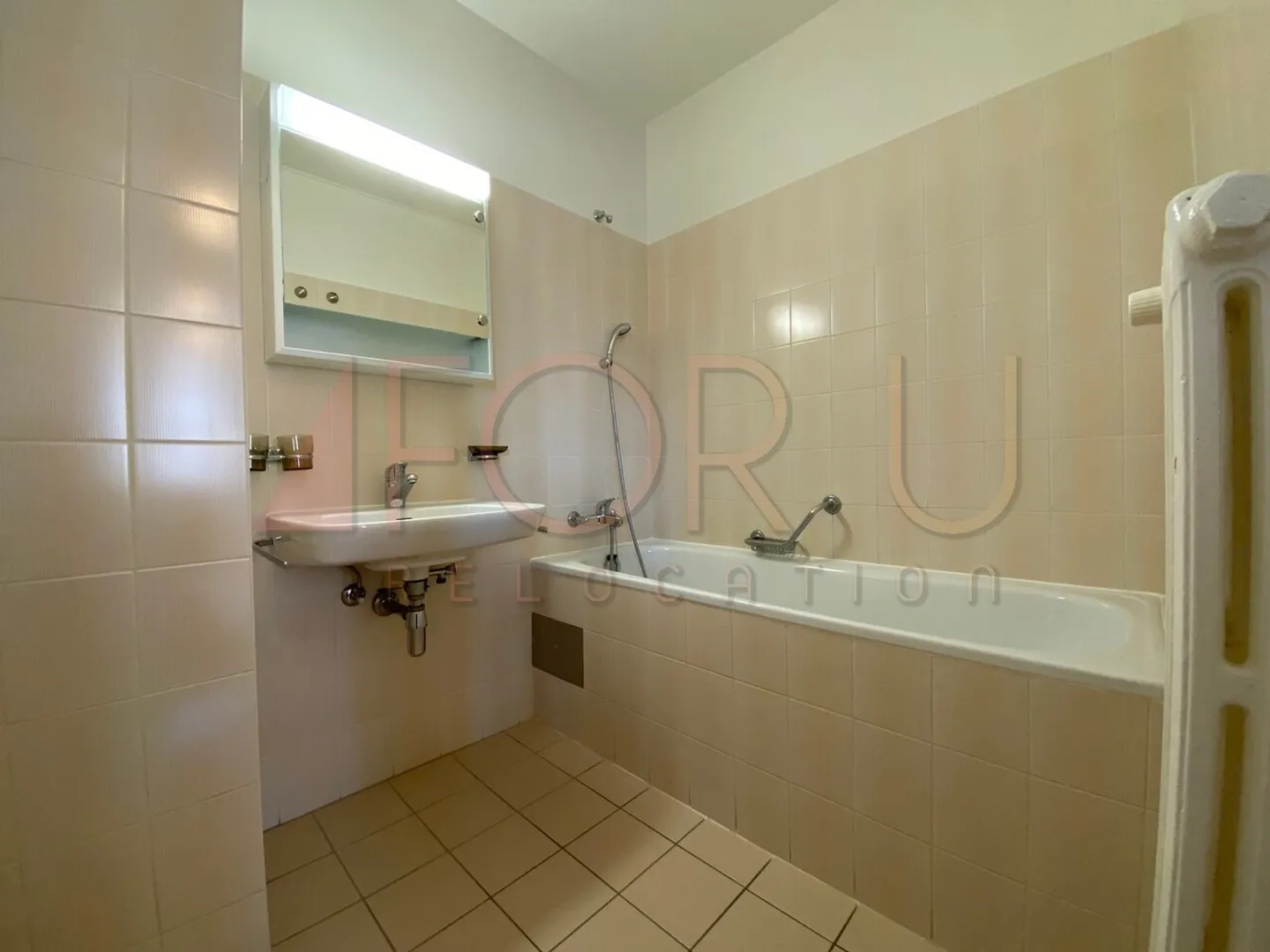 Beautiful 3-room apartment in the corner, renovated in Pâquis - Photo 3 of 4