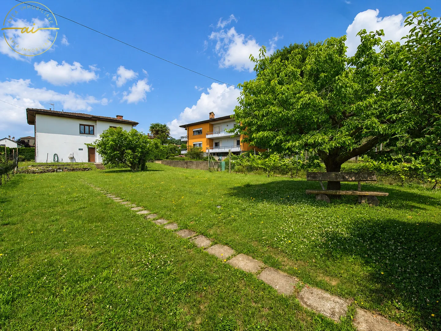 Einfamilienhaus mit großem Baugrundstück - Foto 1 von 13