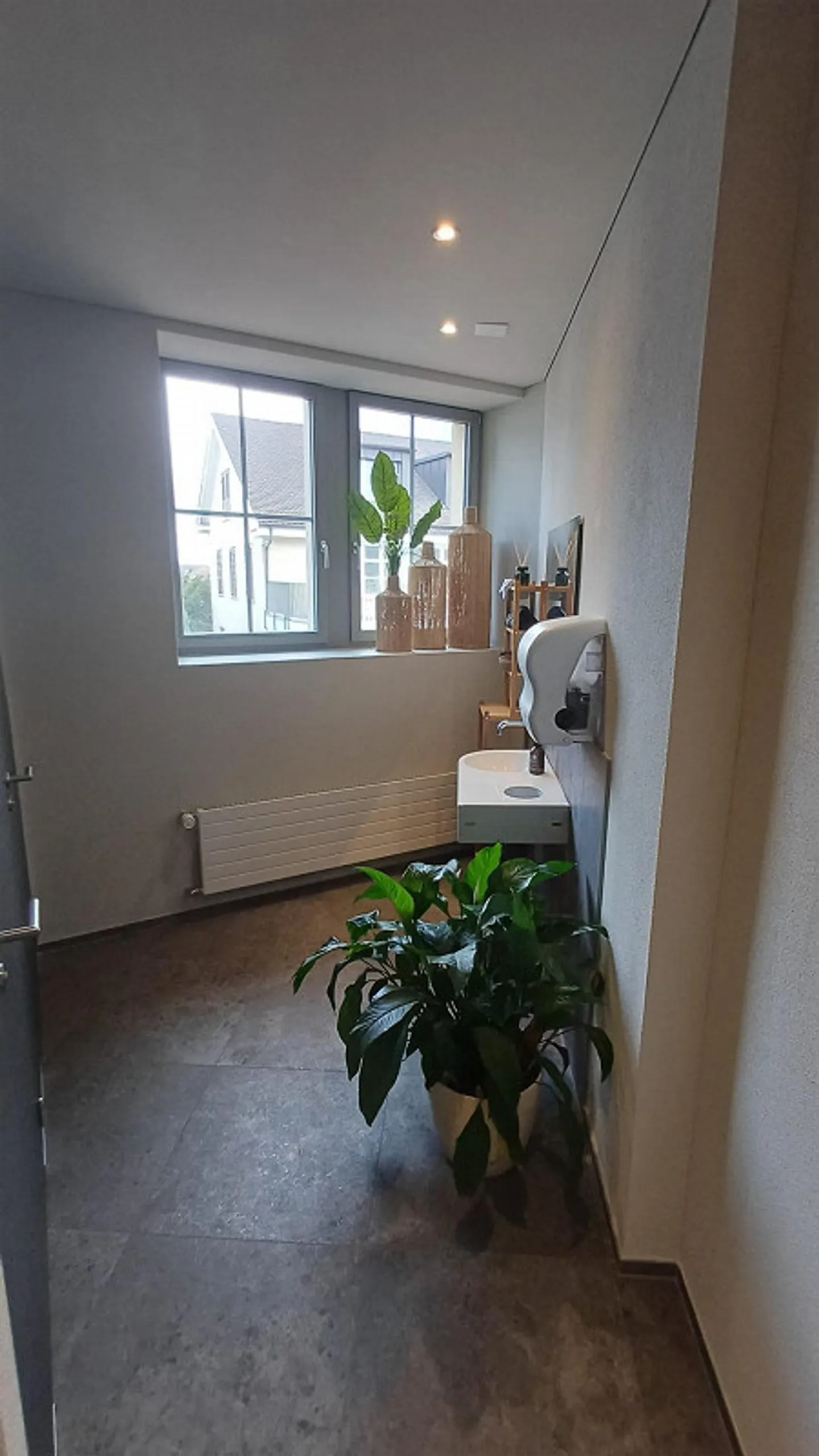 Uffici ristrutturati e luminosi / posizione vicino al confine - Foto 8 di 8