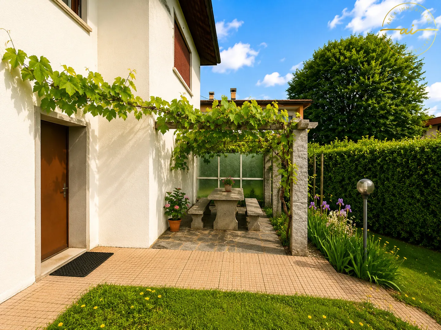 Einfamilienhaus mit großem Baugrundstück - Foto 2 von 13