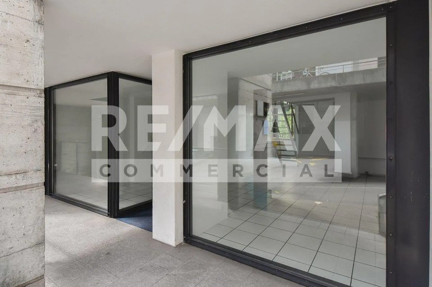 Moderno, luminoso e centrale: spazio commerciale maisonette - Foto 2 di 10