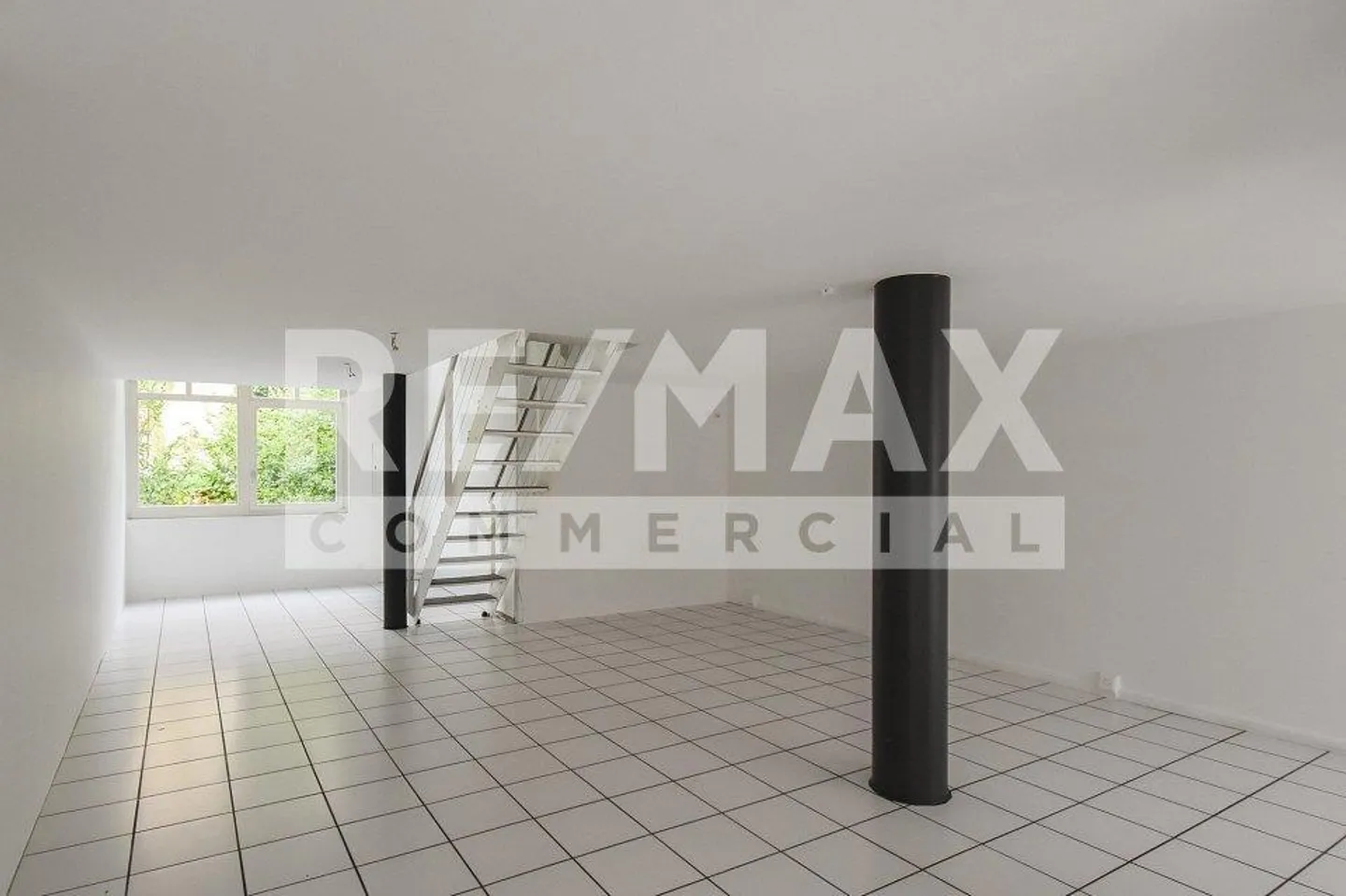 Moderno, luminoso e centrale: spazio commerciale maisonette - Foto 4 di 10