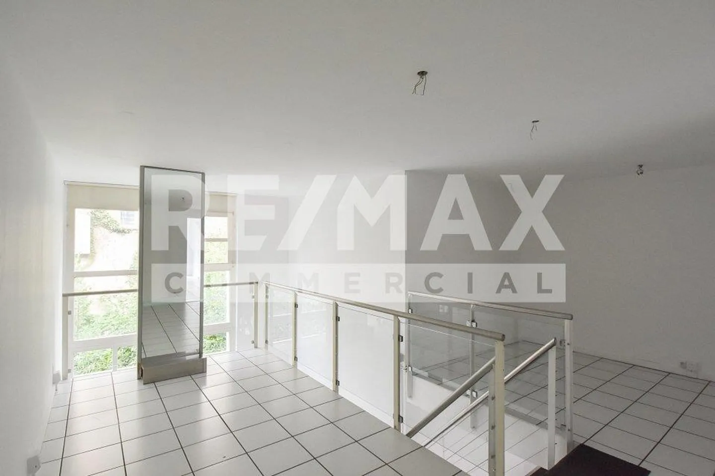 Moderno, luminoso e centrale: spazio commerciale maisonette - Foto 7 di 10