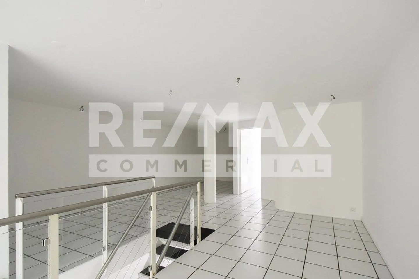 Moderno, luminoso e centrale: spazio commerciale maisonette - Foto 8 di 10