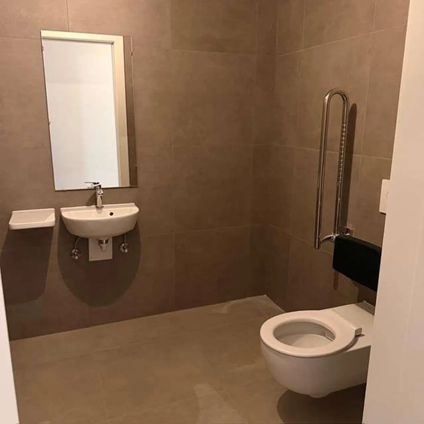 Spazi commerciali con alta visibilità a Paradiso - Foto 7 di 13