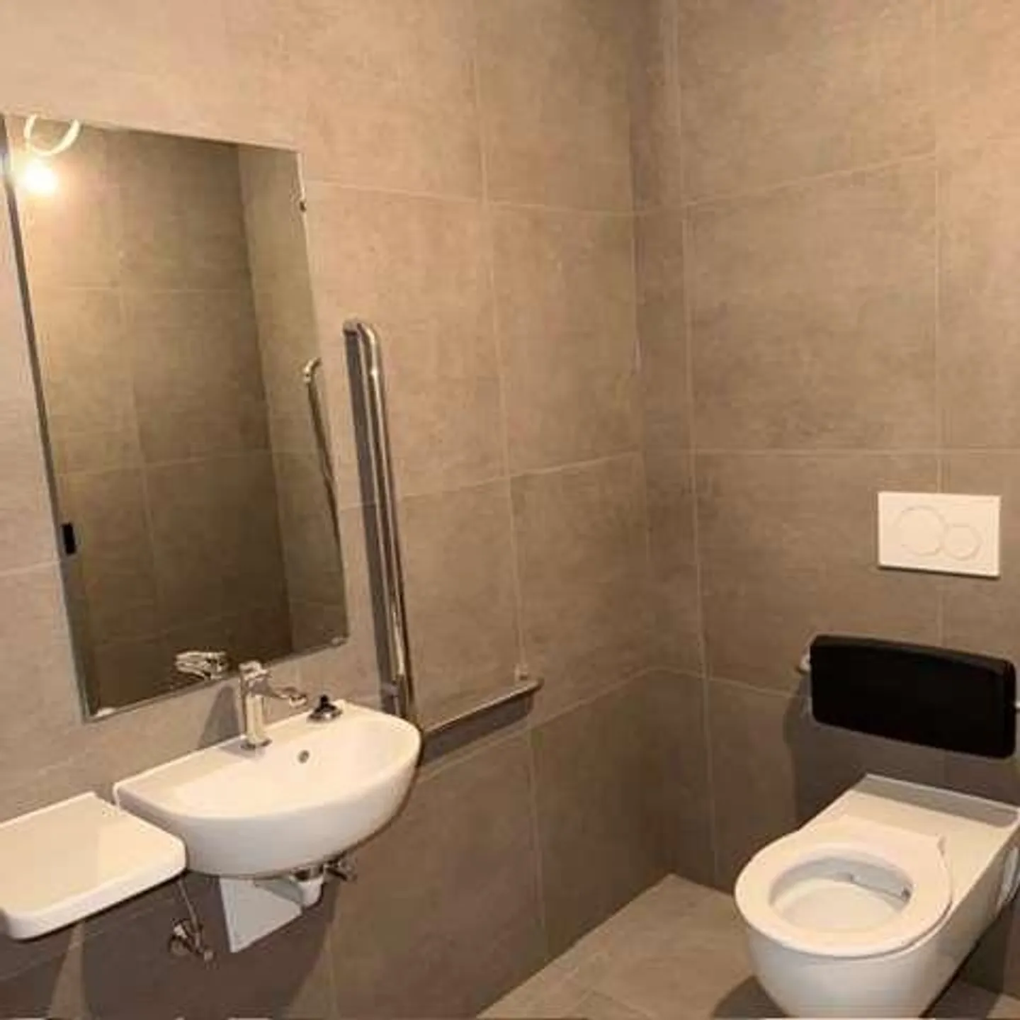 Spazi commerciali con alta visibilità a Paradiso - Foto 8 di 13