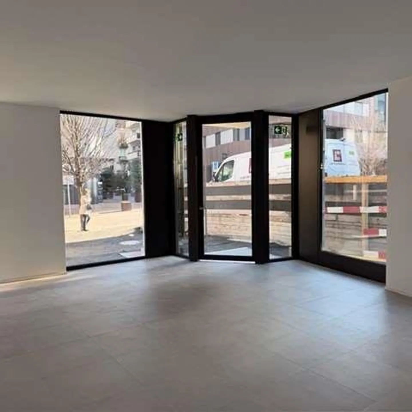 Spazi commerciali con alta visibilità a Paradiso - Foto 2 di 13