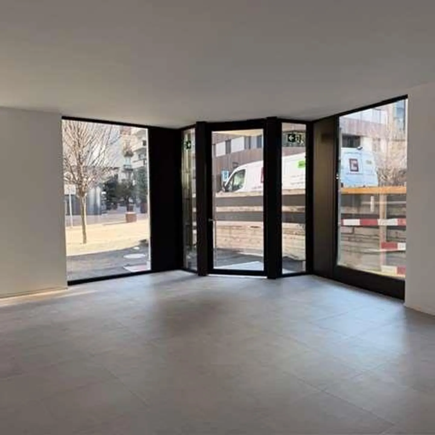 Spazi commerciali con alta visibilità a Paradiso - Foto 5 di 13