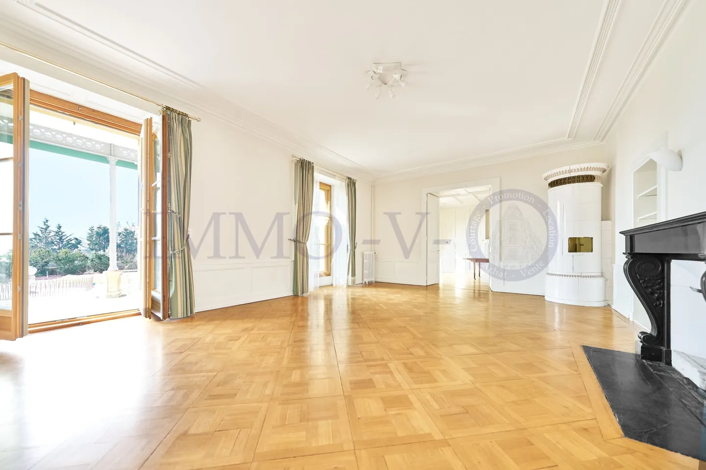 EXCLUSIVE ET SPACIEUSE AVEC GRAND JARDIN ET VUE SUR LE CHATEAU - Photo 4 of 16