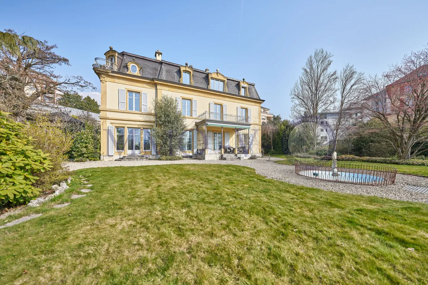 EXCLUSIVE ET SPACIEUSE AVEC GRAND JARDIN ET VUE SUR LE CHATEAU - Photo 1 of 16