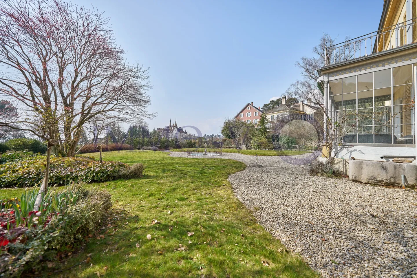 EXCLUSIVE ET SPACIEUSE AVEC GRAND JARDIN ET VUE SUR LE CHATEAU - Photo 2 of 16