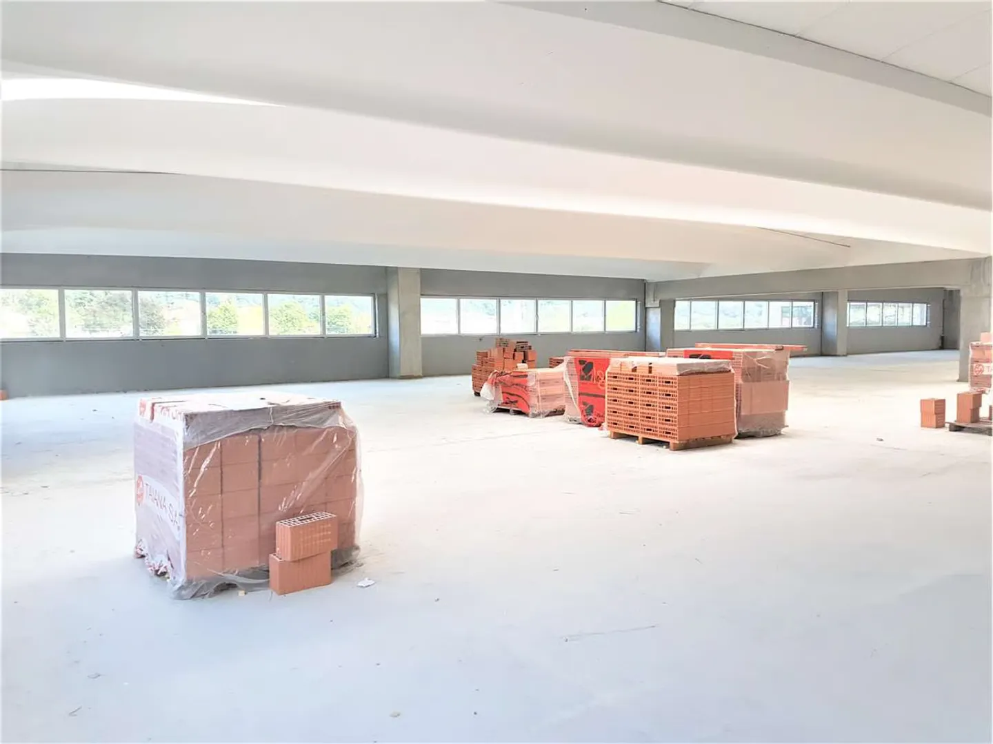Modern office/production/industrial building - Photo 3 of 6
