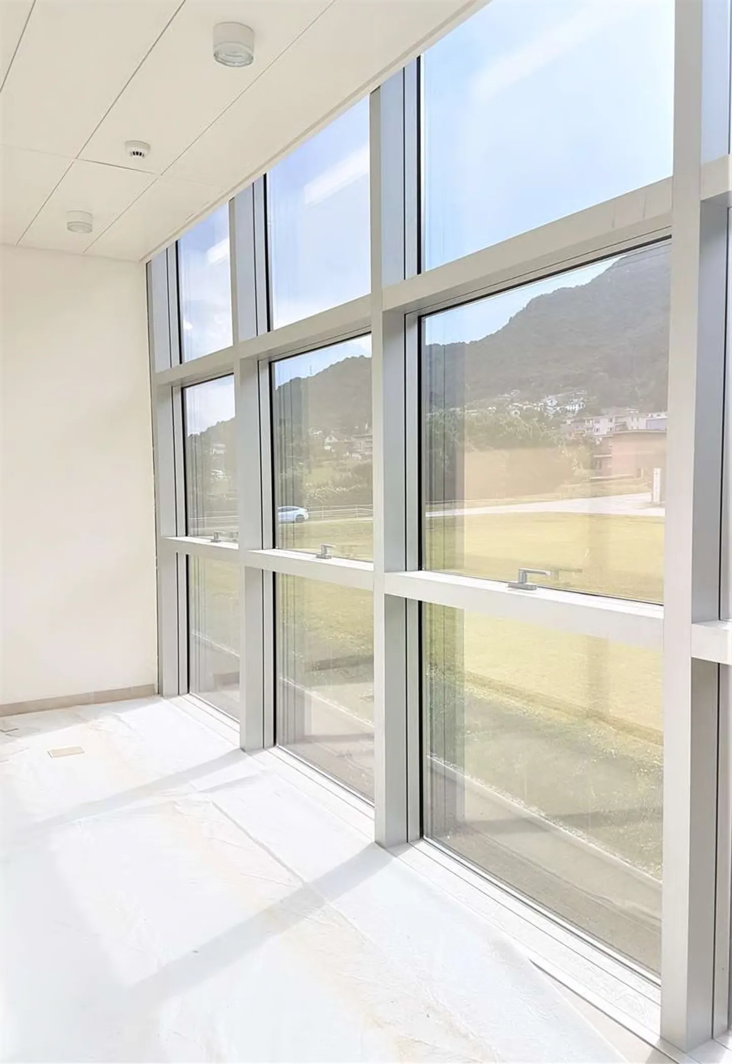 Modern office/production/industrial building - Photo 4 of 6