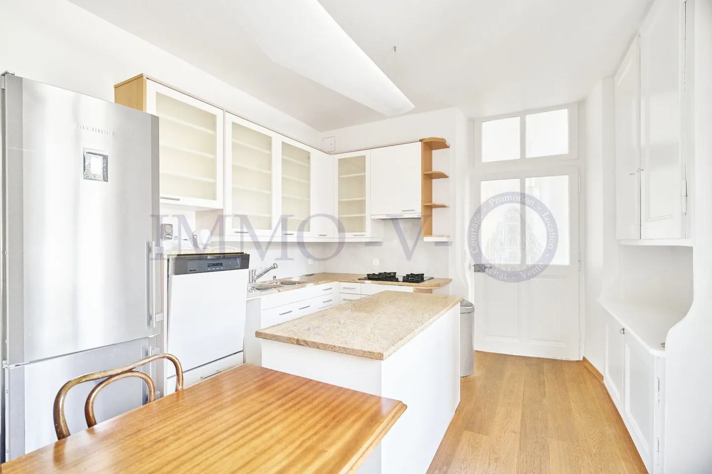 EXCLUSIVE ET SPACIEUSE AVEC GRAND JARDIN ET VUE SUR LE CHATEAU - Photo 7 of 16