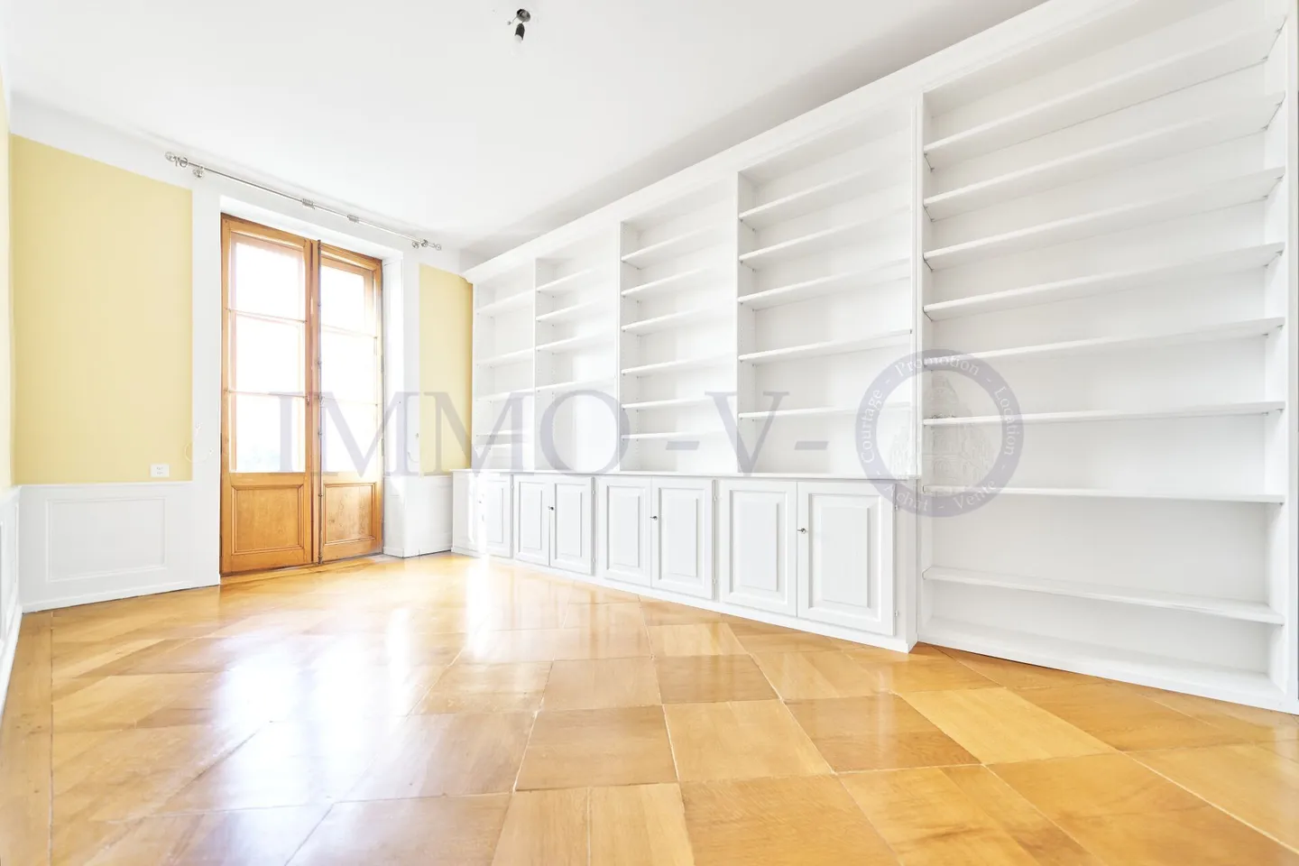 EXCLUSIVE ET SPACIEUSE AVEC GRAND JARDIN ET VUE SUR LE CHATEAU - Photo 9 of 16