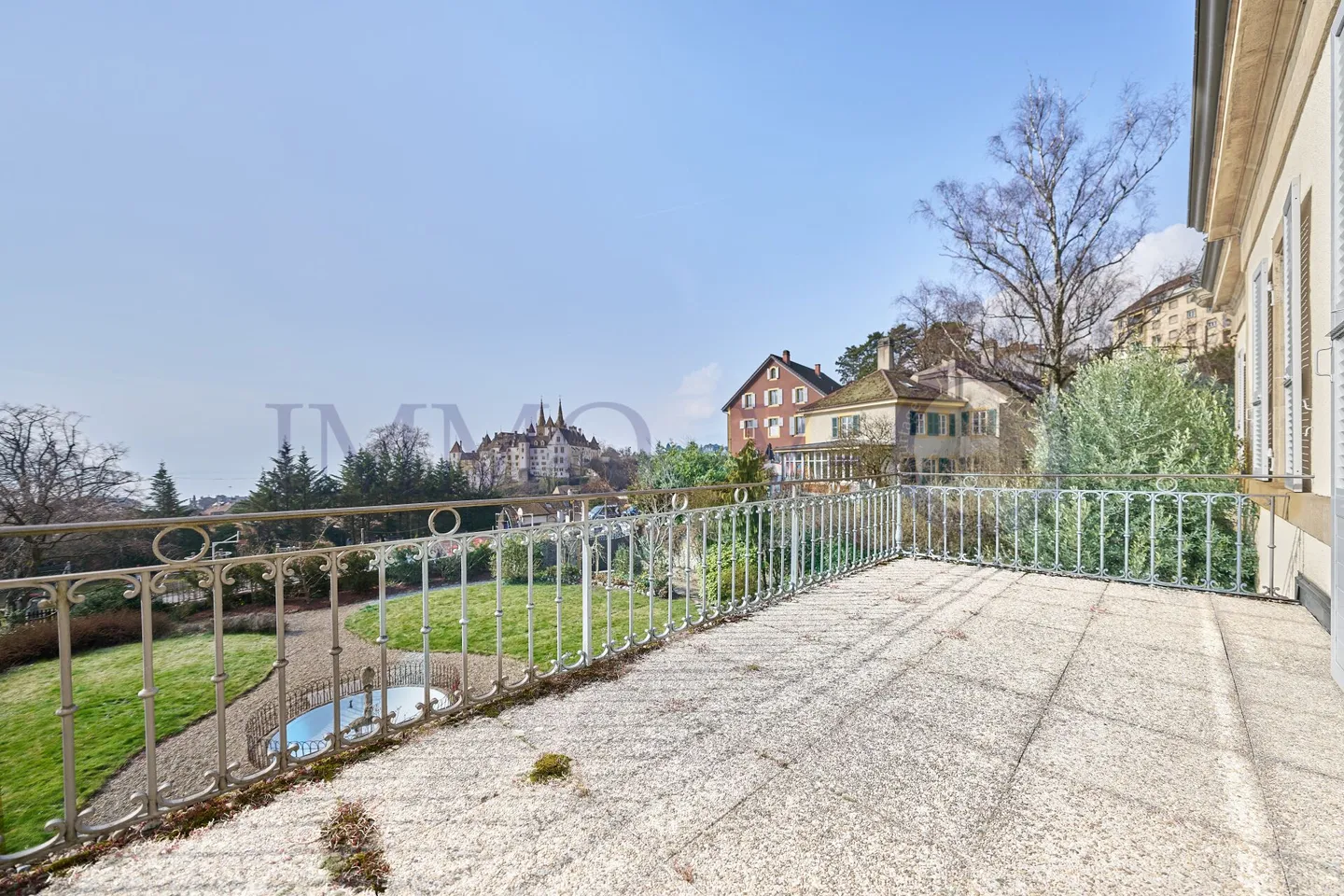 EXCLUSIVE ET SPACIEUSE AVEC GRAND JARDIN ET VUE SUR LE CHATEAU - Photo 10 of 16