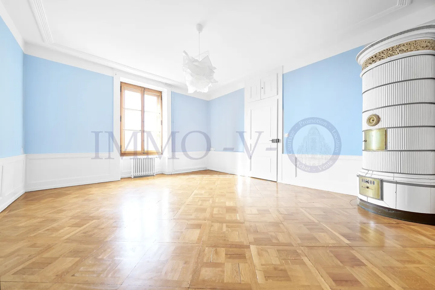 EXCLUSIVE ET SPACIEUSE AVEC GRAND JARDIN ET VUE SUR LE CHATEAU - Photo 11 of 16