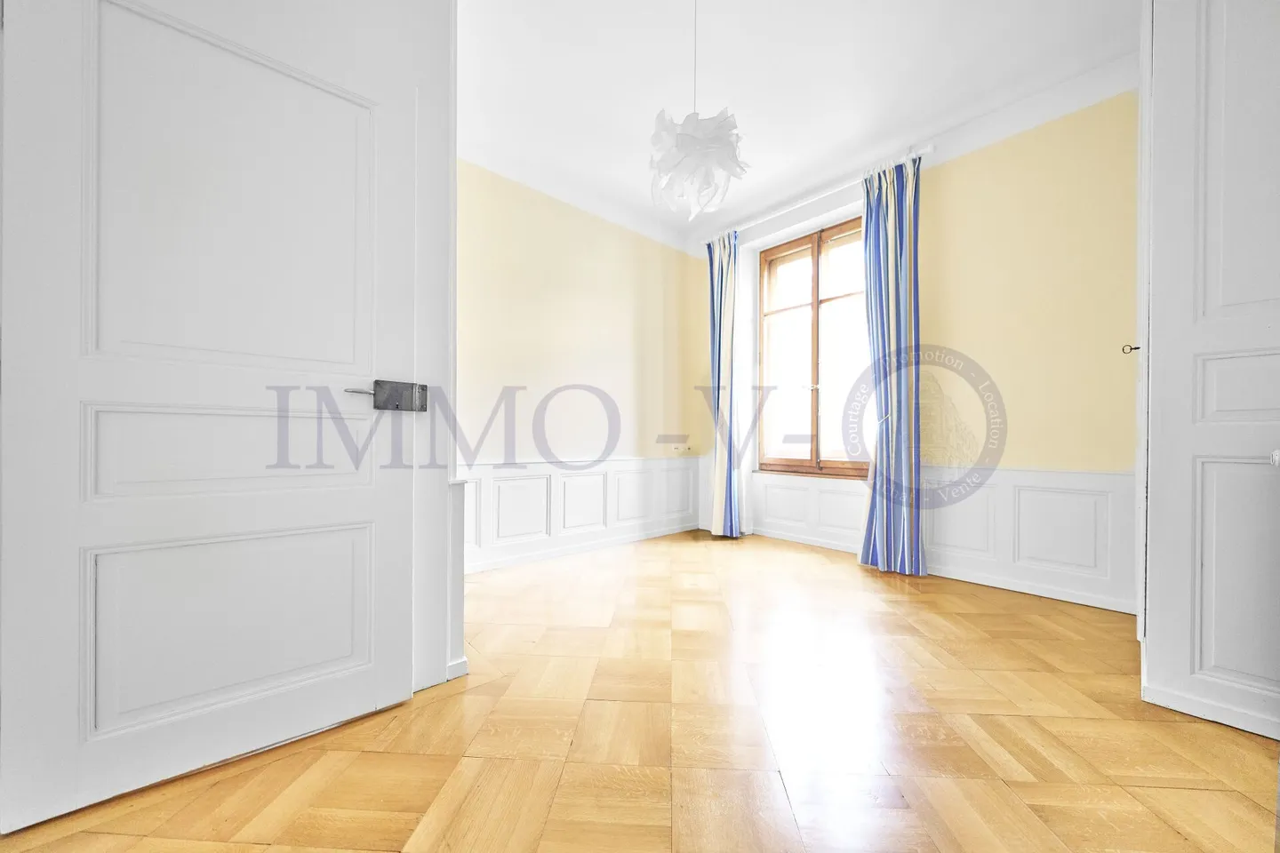 EXCLUSIVE ET SPACIEUSE AVEC GRAND JARDIN ET VUE SUR LE CHATEAU - Photo 13 of 16