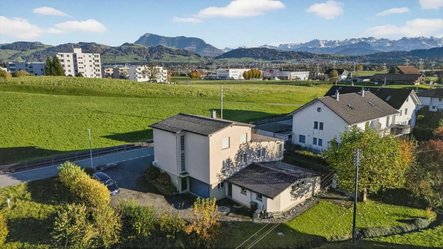 Spacious single-family home with great potential - Photo 3 of 12