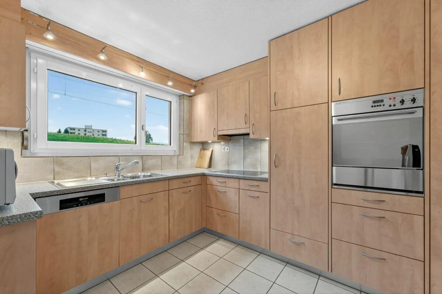 Spacious single-family home with great potential - Photo 5 of 12