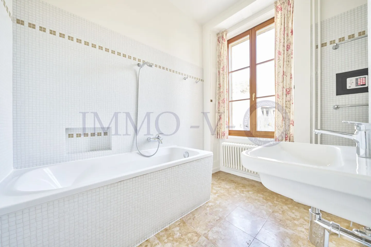 EXCLUSIVE ET SPACIEUSE AVEC GRAND JARDIN ET VUE SUR LE CHATEAU - Photo 14 of 16