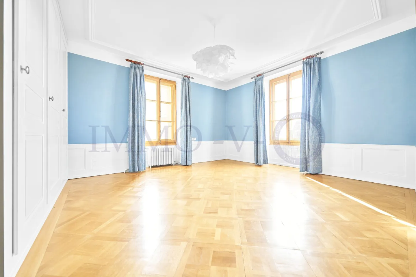 EXCLUSIVE ET SPACIEUSE AVEC GRAND JARDIN ET VUE SUR LE CHATEAU - Photo 8 of 16