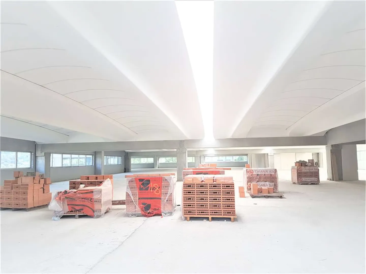 Modern office/production/industrial building - Photo 5 of 6