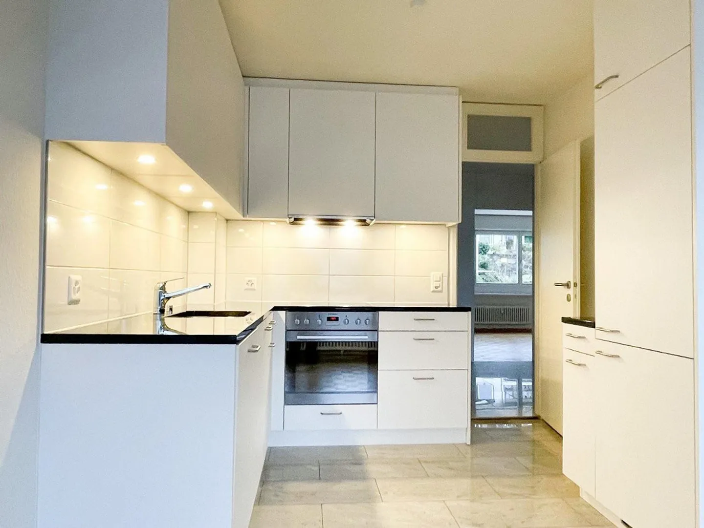 Moderne 3½-Zimmerwohnung mit Balkon - Foto 3 von 11